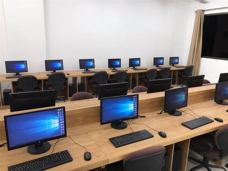 شؤون تكنولوجيا المعلومات في جامعة الأقصى تنهي تجهيز ثلاثة مختبرات حاسوب جديدة